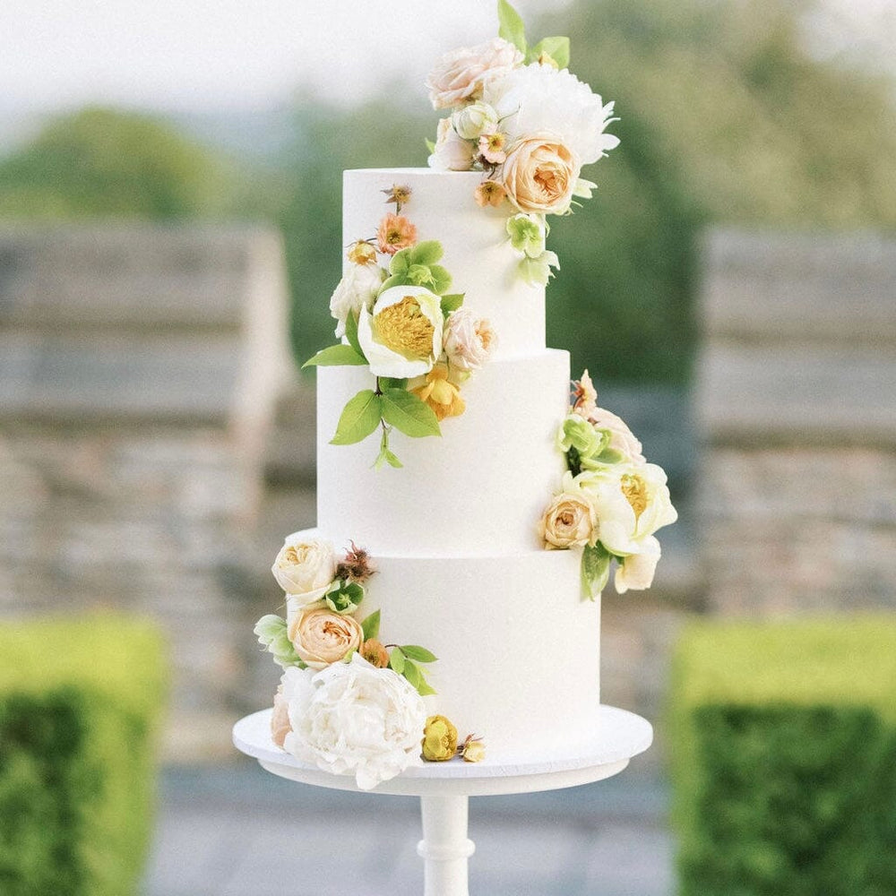 3 Tiered Buttercream white cake with fresh flowers - vanilla pod bakery - Camilla arnhold photohgraphy - Euridge manor